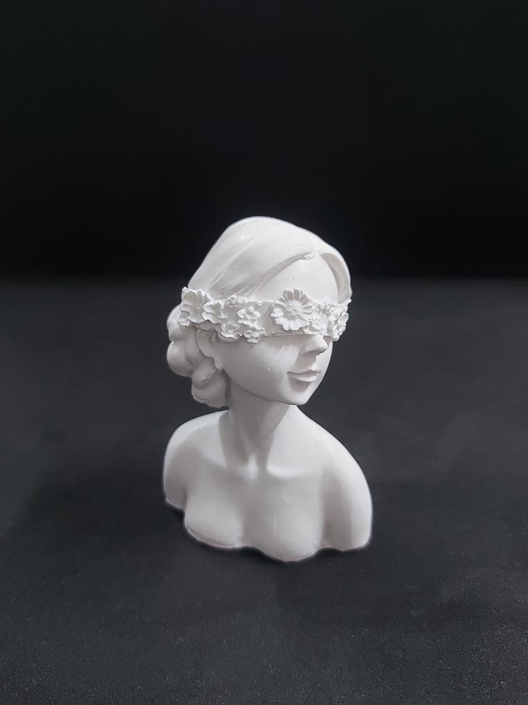 Gözü Çiçekli Kız Büst 9,5x6,5cm