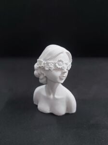 Gözü Çiçekli Kız Büst 9,5x6,5cm