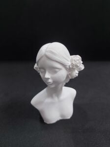 Güllü Çiçekli Kız Büst 10x7cm