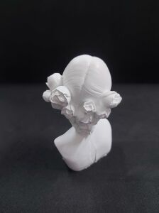 Güllü Çiçekli Kız Büst 10x7cm